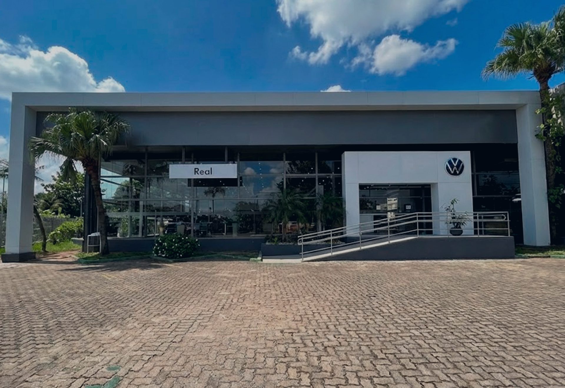 Fachada da Real Veículos VW